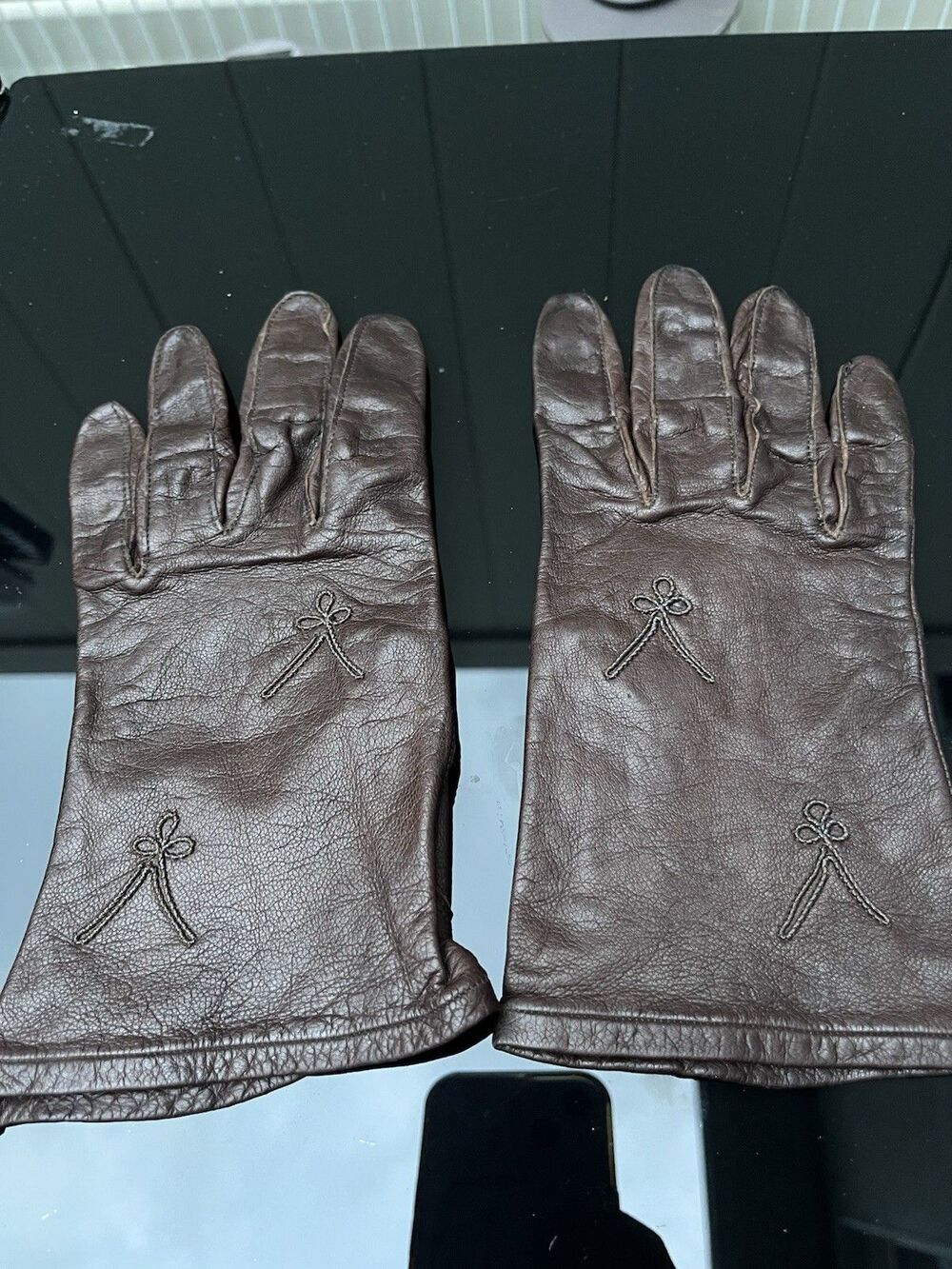 Bacmo  Woman's Brown Leather Lined Wrist Gloves Size 7 1/2 Solid Casual